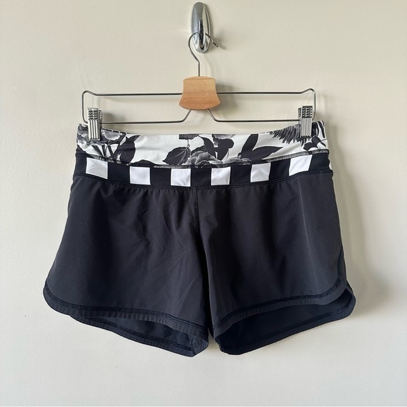 LULULEMON-RUN Shorts In Black with Mixed Floral and Stripe Pattern (Size:6) - Picture 1 of 7